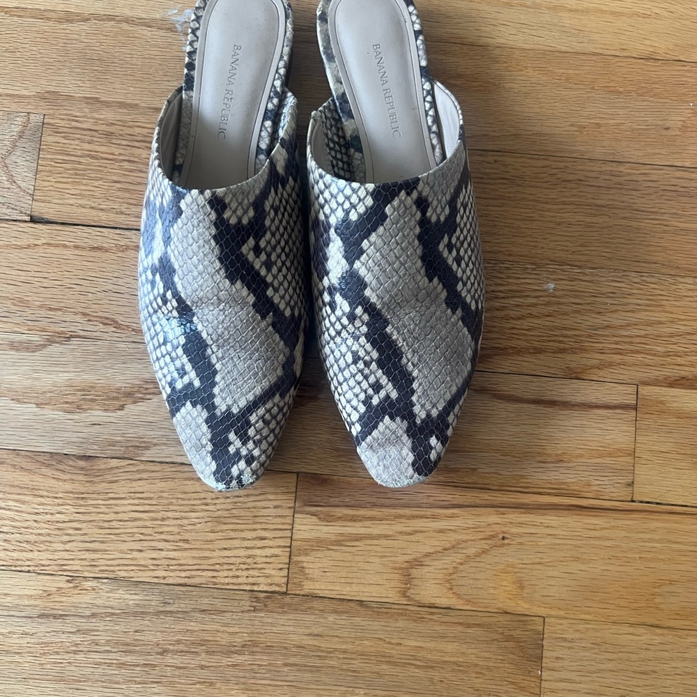 Banana Republic Black and Cream Snake Print Mules